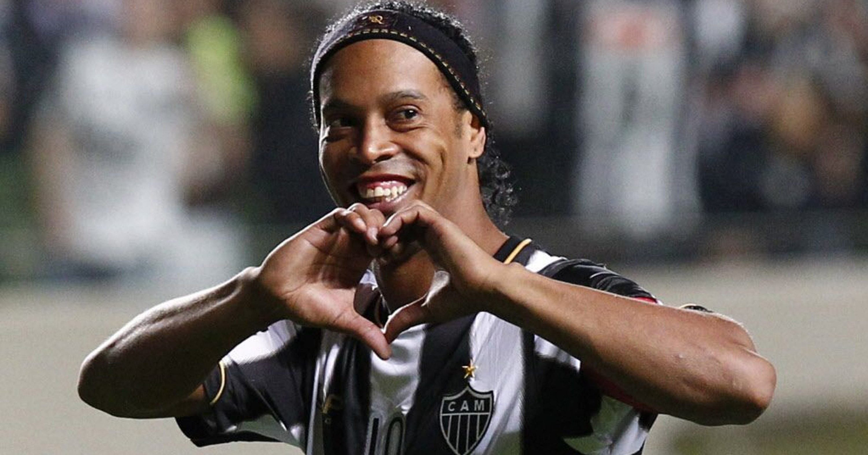Legendarul Ronaldinho revine pe teren în septembrie. Sursă foto: goal.com
