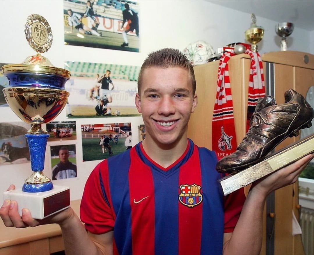 Lukas Podolski în tricoul Barcelonei. Sursă foto: barcablaugranas.com