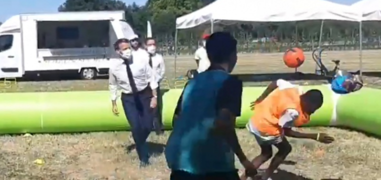 Emmanuel Macron lovește cu mingea în față un copil. Video. Sursă foto: lefigaro.fr