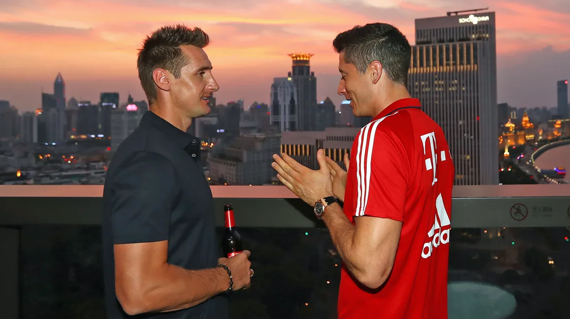Miroslav Klose și Robert Lewandowski. Sursă foto: bundesliga.de