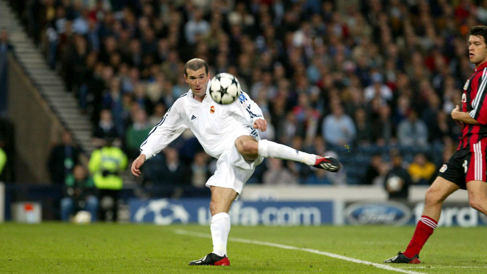 Golul splendid al lui Zinedine Zidane din finala Cupei Campionilor cu Bayer Leverkusen. Sursă foto: goal.com