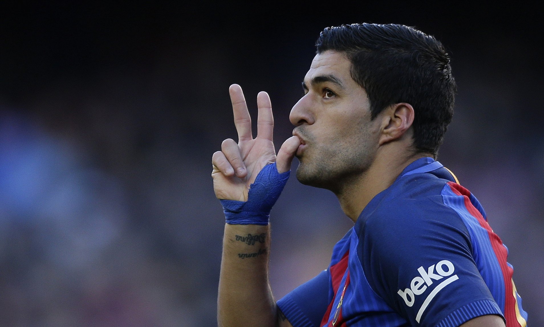 De ce Suarez are mereu un bandaj la încheietură. Sursă foto: dailymail.co.uk