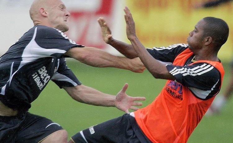 Grvesen îl bate pe Robinho. Sursă foto: Twitter