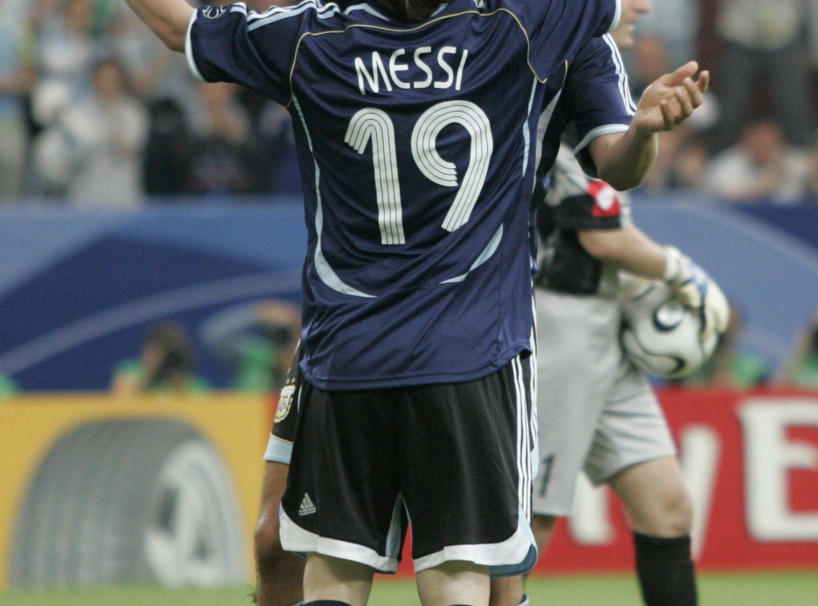 Crespo îl pune la zid pe Messi. Sursă foto: goal.com