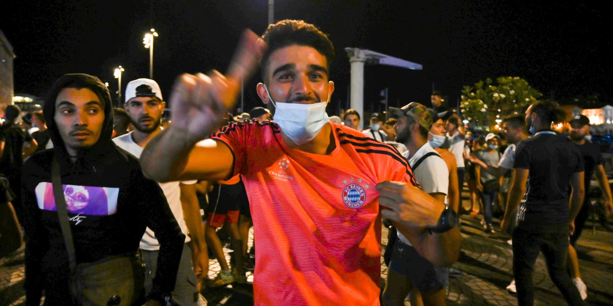 Fan al lui Marseille în tricoul lui Bayern. Sursă foto: goal.com