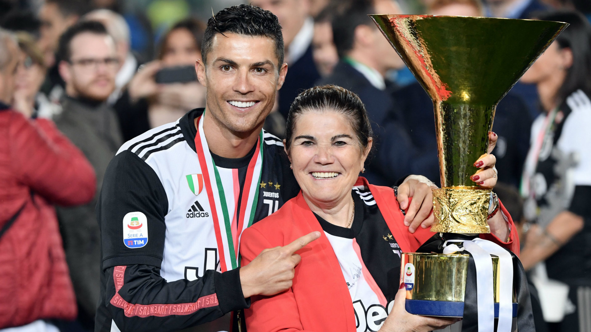 Cristiano Ronaldo și mama sa. Sursă foto: goal.com