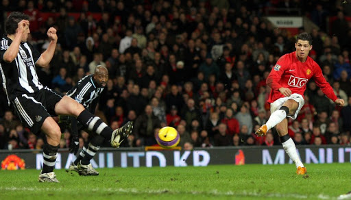 Cristiano Ronaldo la meciul cu Newcastle din 2008. Sursă foto: thehardtackle.com