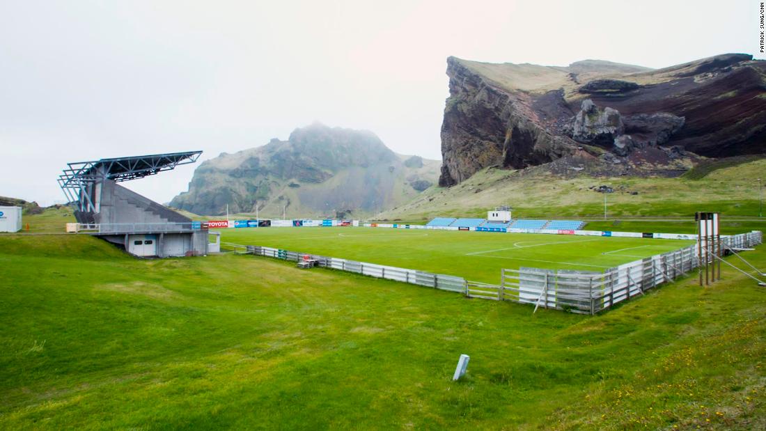 Teren de fotbal în Islanda. Sursă foto: goal.com