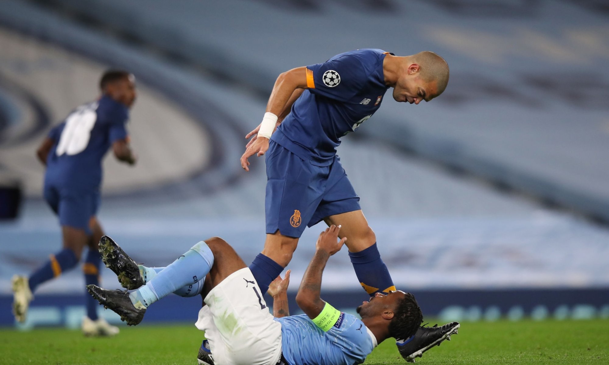 Pepe în duel cu Raheem Sterling. Sursă foto: Twitter