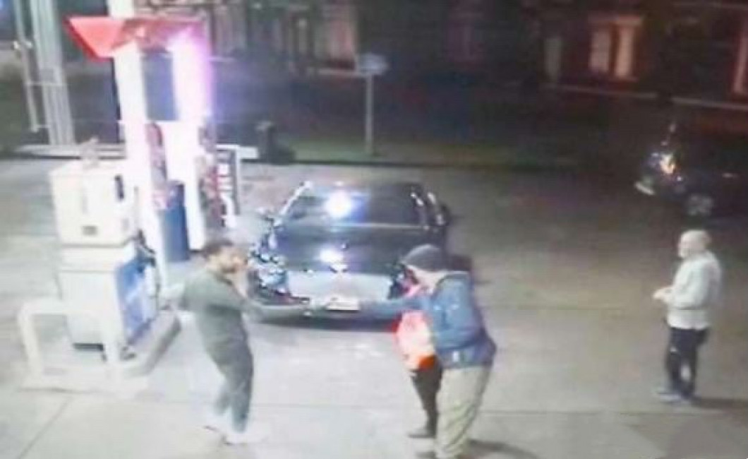 Momentul în care Mo Salah l-a ajutat pe omul străzii. Sursă foto: thesun.co.uk