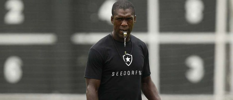 Seedorf le bagă mințile în cap tinerilor fotbaliști: „Nu e normal să se laude cu mașini și haine!”. Sursă foto: brfootball.com