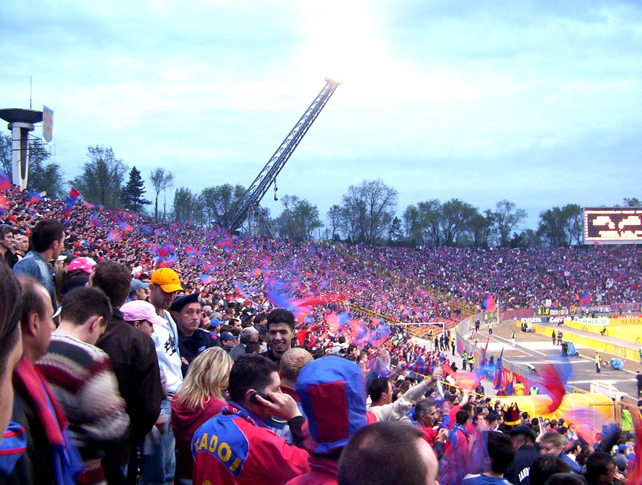 Imagine cu suporter îmbrăcând tricoul lui Rădoi. Sursă foto: steauafans.ro