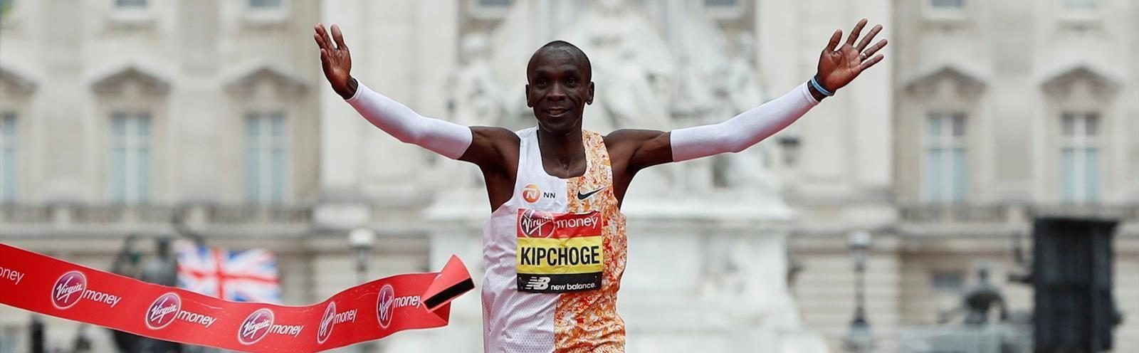 Eliud Kipchoge, atletul care a alergat maratonul în mai puțin de două ore. Făcea 2 mile doar pentru a ajunge la școală. Sursă foto: skysports.com
