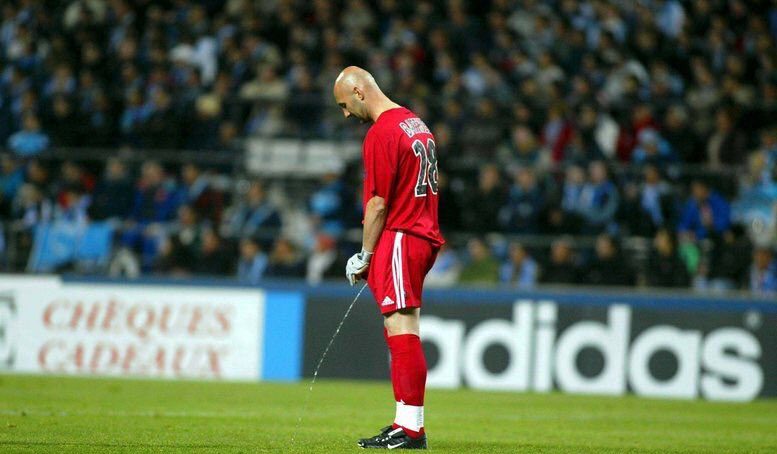 Fotbaliști care au mers la baie în timpul meciului. Sursă foto: goal.com