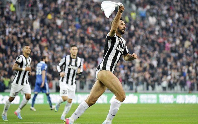 Mirko Vucinic, fotbalistul care celebra golurile fără pantaloni: „Mă enerva când primeam galben!”. Sursă foto: goal.com