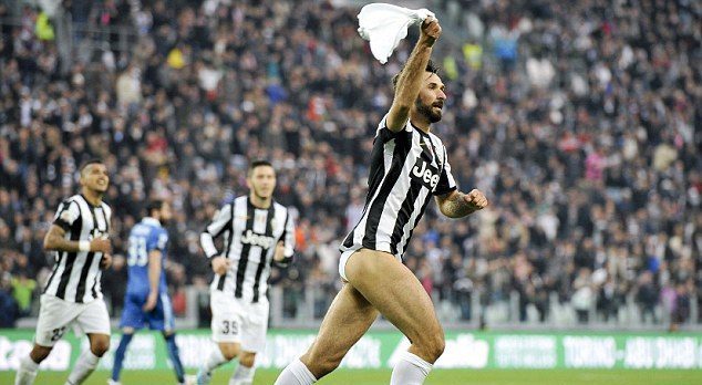 Mirko Vucinic, fotbalistul care celebra golurile fără pantaloni: „Mă enerva când primeam galben!”. Sursă foto: goal.com
