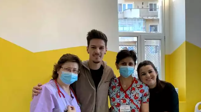 Dennis Man se implică în construirea unui spital. Sursă foto: instagramDennisMan