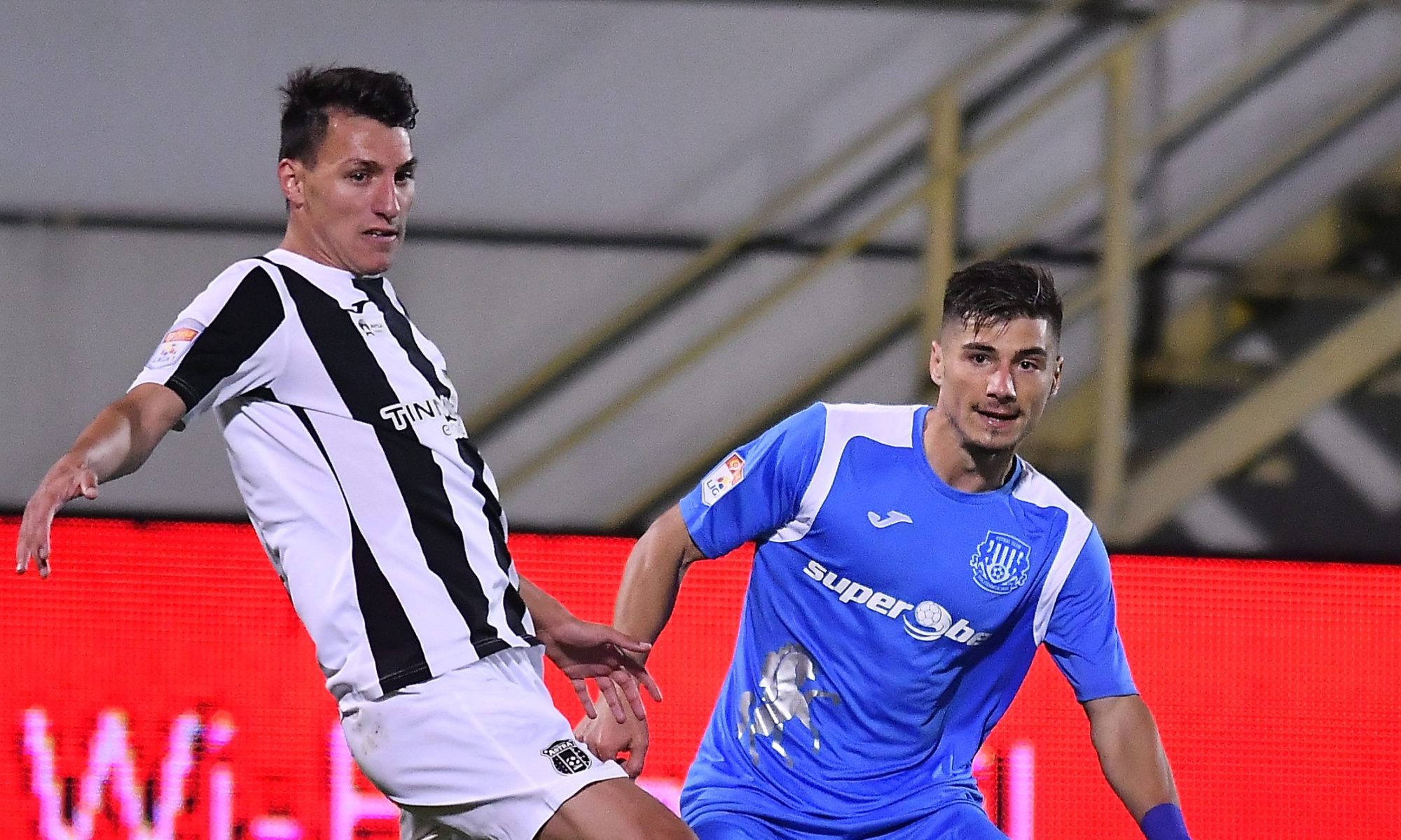 Sfaturi pentru FCSB: „Radunovic nu e stoper”. Sursă foto: sportpictures.eu