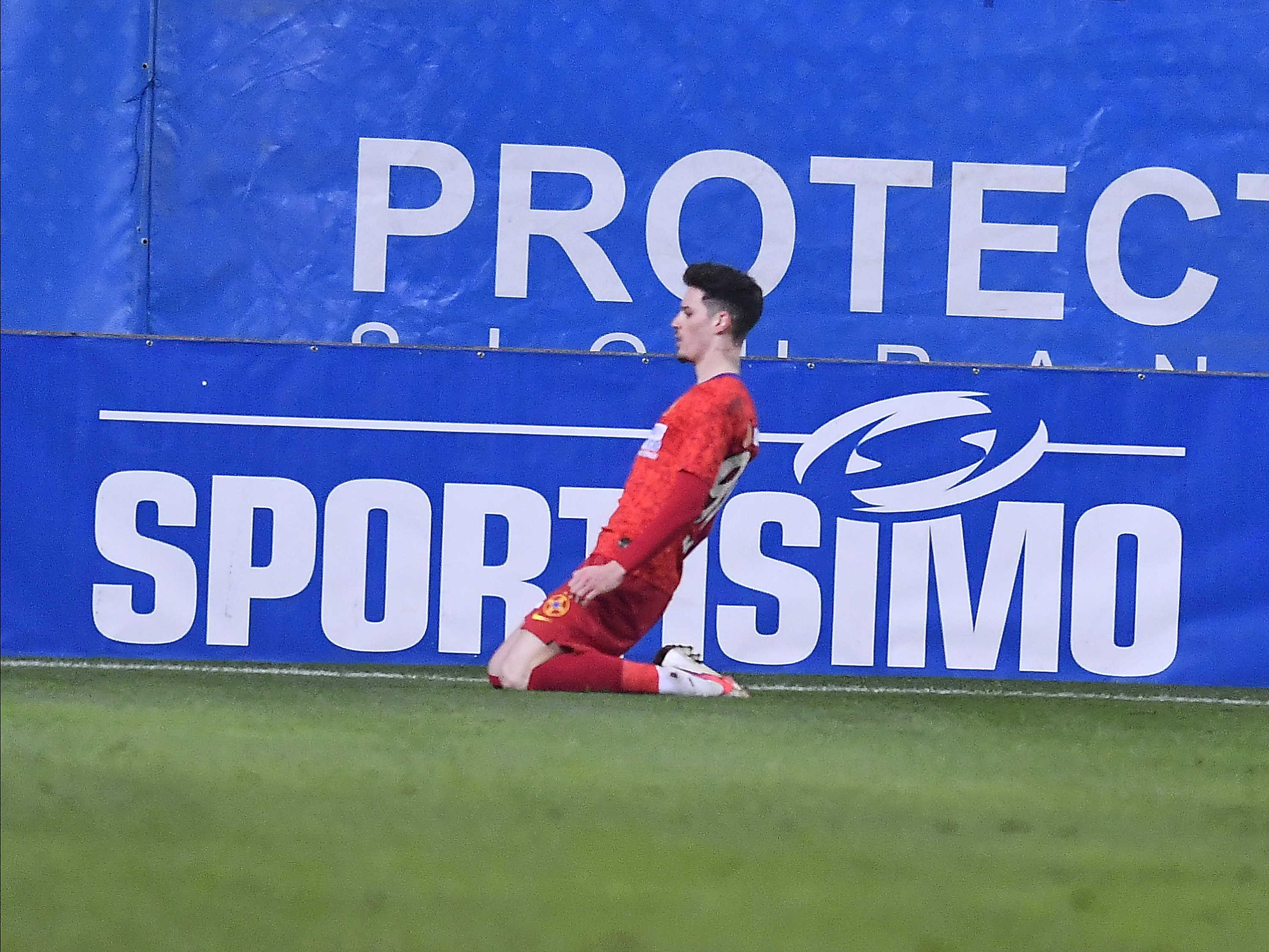 Dennis Man sărbătorind primul gol cu Craiova. Sursă foto: sportpictures.eu