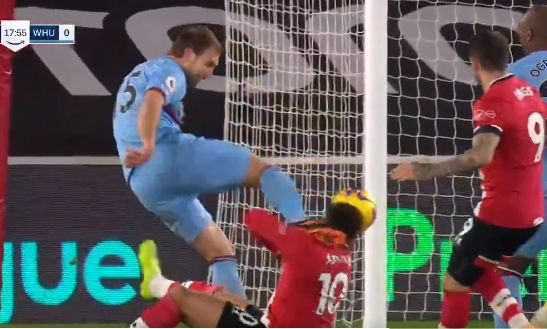 A confundat mingea cu capul adversarului. Video. Sursă foto: goal.com