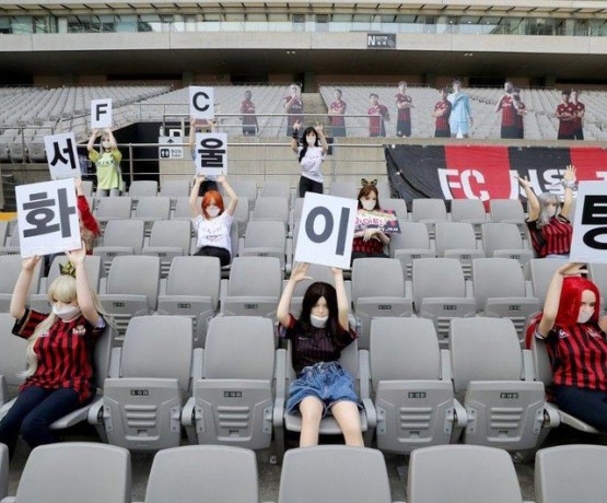 Păpuși sexuale în loc de fani. Sursă foto: goal.com