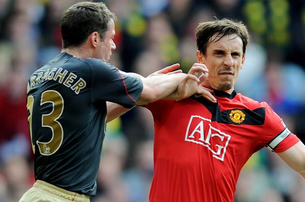 Carragher, în duel cu Neville. Sursă foto: goal.com