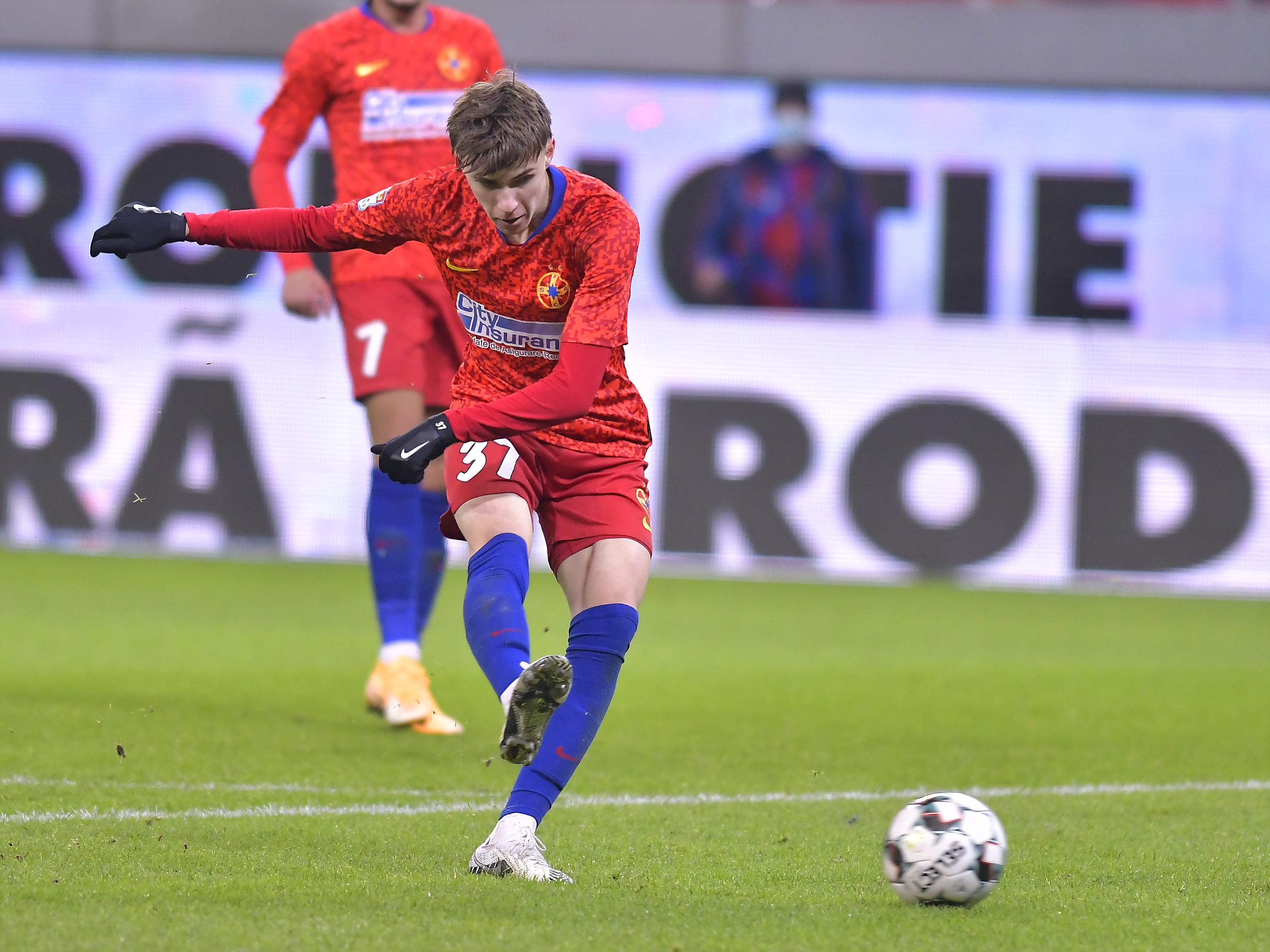 Octavian Popescu marchează. Sursă foto: sportpictures.eu
