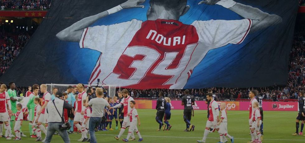Coregrafia fanilor lui Ajax pentru Abdlehak Nouri. Sursă foto: goal.com