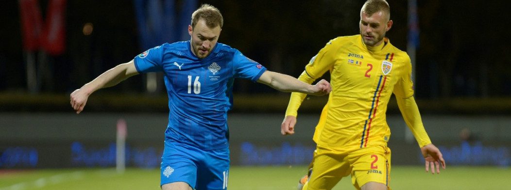 Sigurjonsson, în duel cu Alexandru Crețu, în meciul Islanda - România / Foto: Profimedia