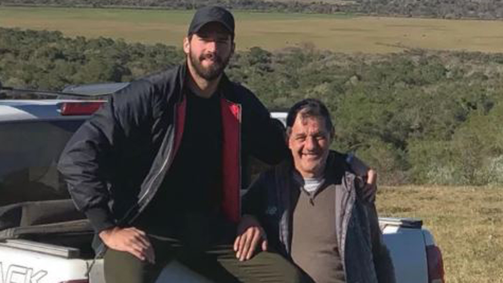 Alisson Becker și tatăl său. Sursă foto: goal.com