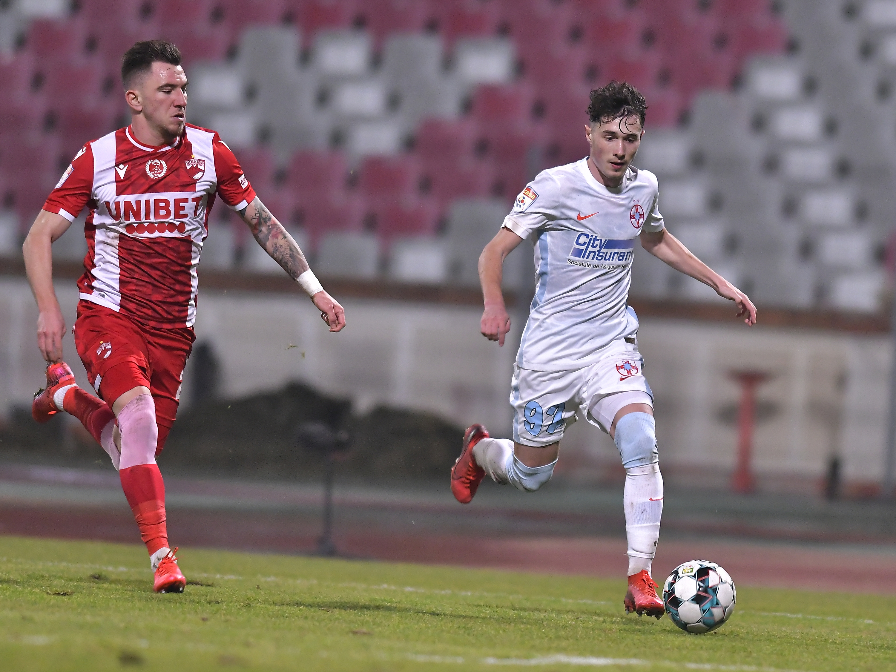 Adrian Niță în duelul cu Dinamo. Sursă foto: sportpictures.eu