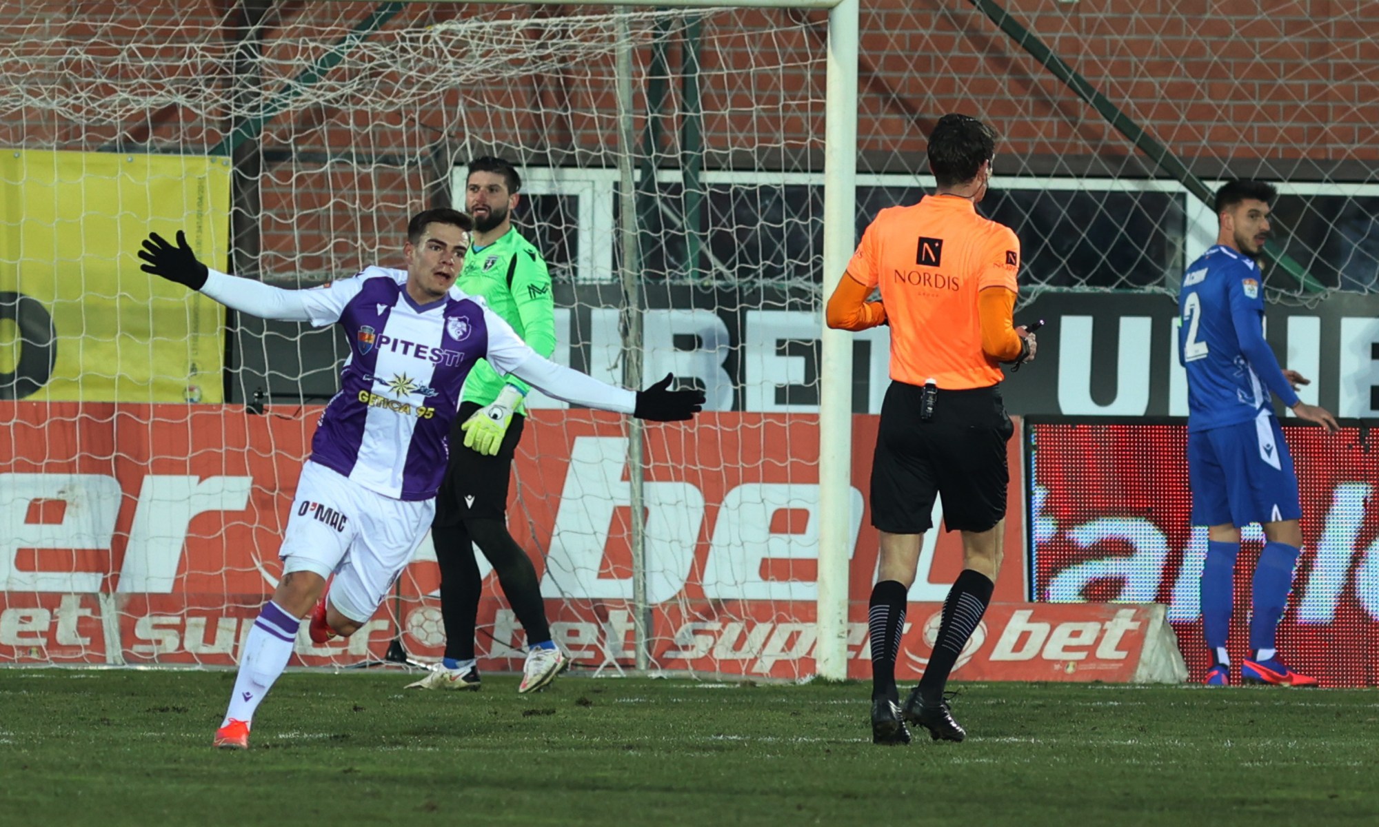 Transformarea lui Cristi Dumitru! Din puștiul timid și firav, în jucător de bază la FC Argeș. Sursă foto: sportpictures.eu