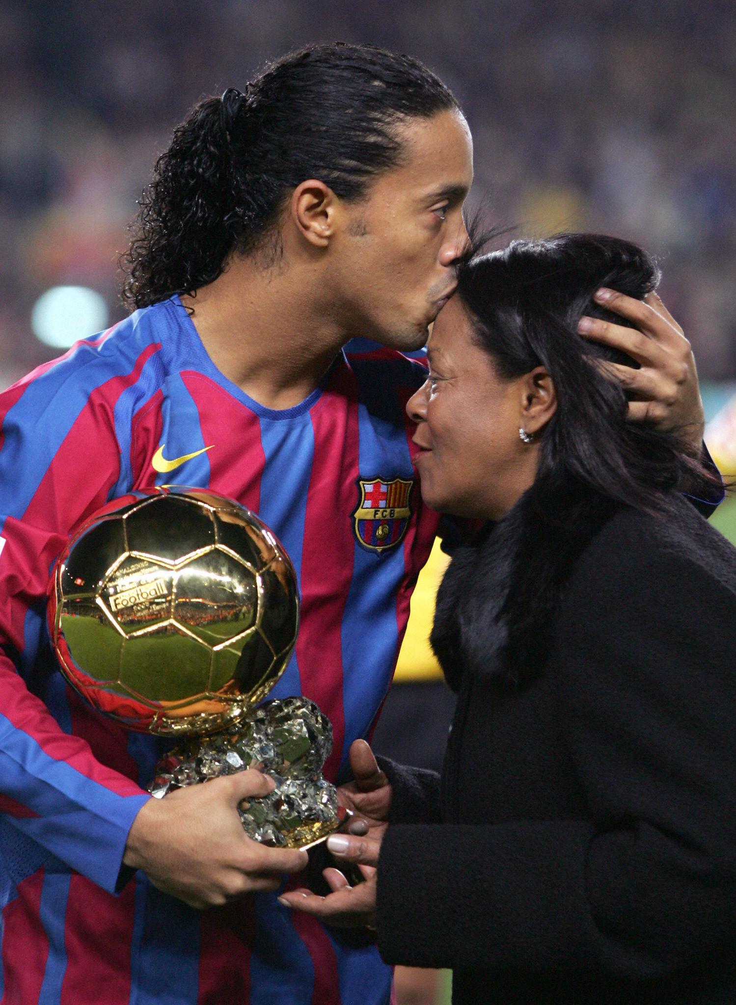 Ronaldinho și mama sa. Sursă foto: goal.com