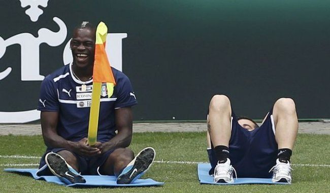 Farsa făcută de Balotelli unui coleg de la Monza. Sursă foto: goal.com