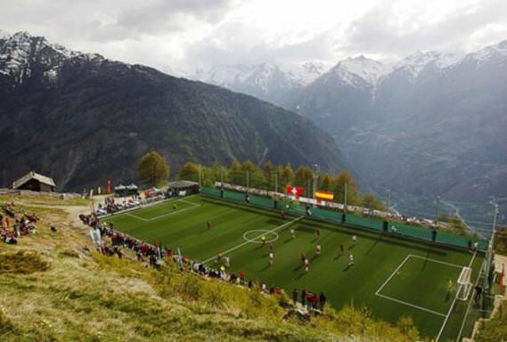 Cel mai înalt teren de fotbal din Europa. Sursă foto: goal.com