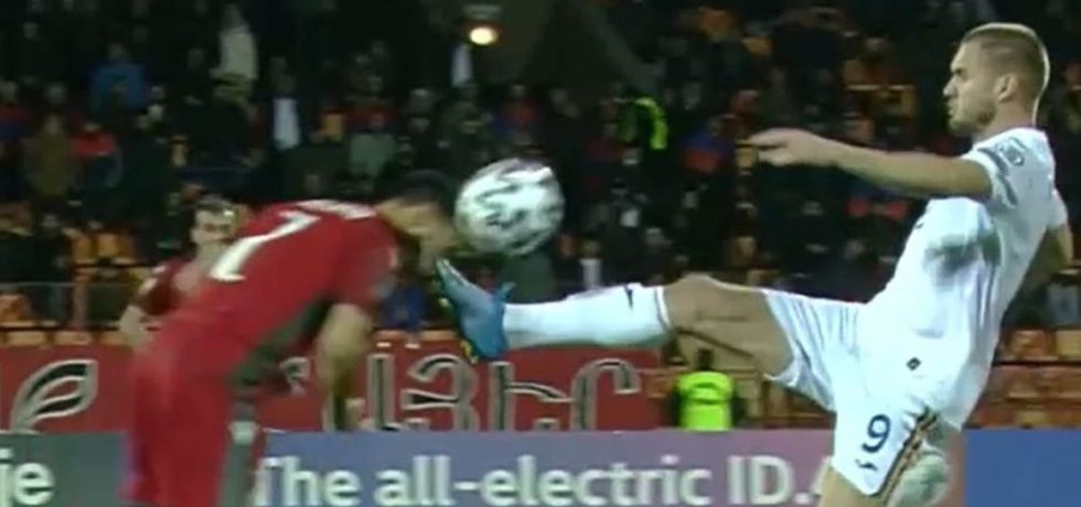 Cum arată victima lui George Pușcaș, după intrarea criminală a atacantului. Foto. Sursă foto: fanatik.ro