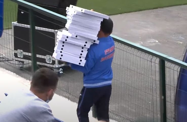 „Profesionalismul” e la el acasă la CSA Steaua. Pizza și bere după meci. Sursă foto: gsp.ro