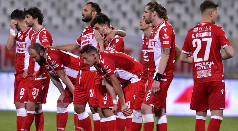 Jucătorii lui Dinamo, în momentul executării loviturilor de la 11 metri din semifinala cu Astra Giurgiu, printre ei fiind și Mario Lăcătuș. Sursă foto: sportpictures.eu