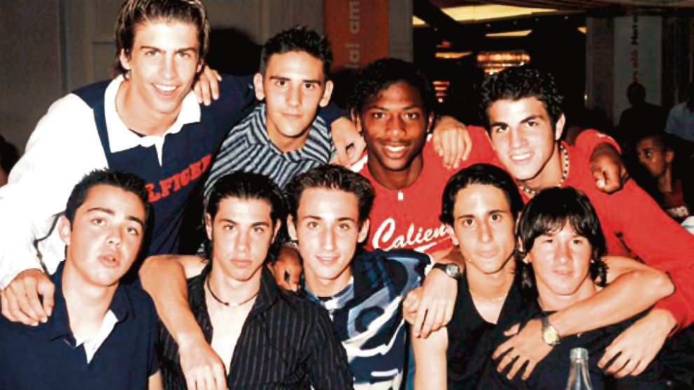 Lionel Messi în adolescență (ultimul din dreapta jos). În poză mai sunt Fabregas (deasupra lui) sau Pique (primul din stânga sus). Sursă foto: marca.es