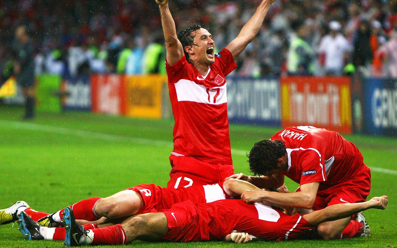 Golul marcat de Nihat Kahveci în Turcia-Cehia, la EURO 2008. Sursă foto: uefatv.com