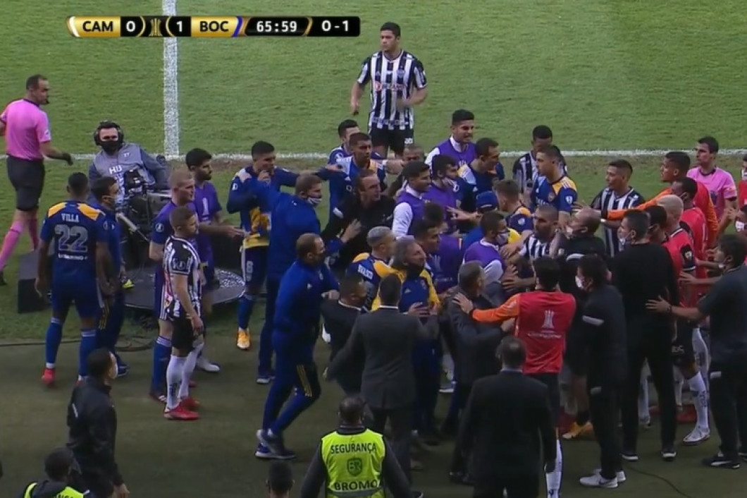 Poliția a reținut jucătorii și staff-ul de la Boca Juniors după bătaia din meciul cu Atletico Mineiro. Sursă foto: goal.com