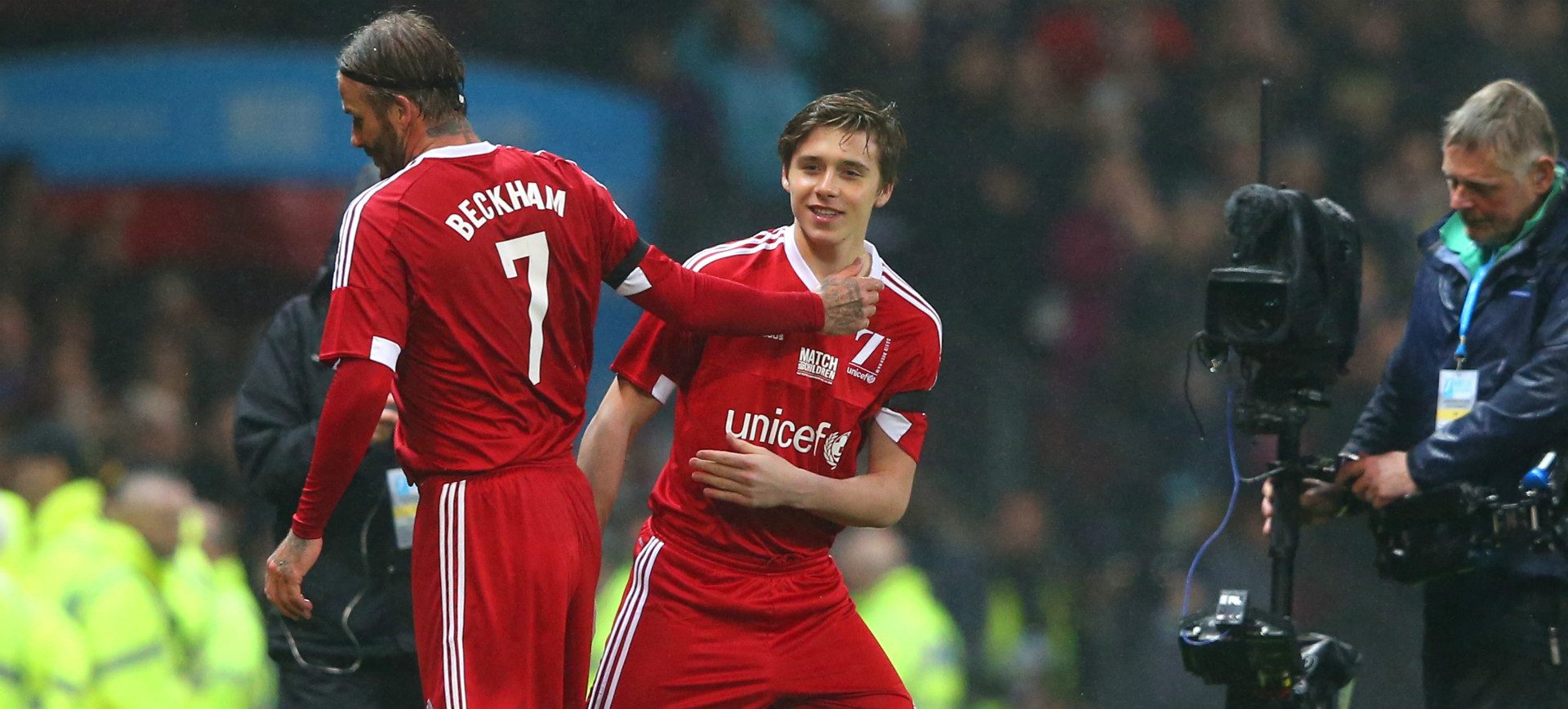 Fiul lui David Beckham a semnat primul contract de fotbalist profesionist. Sursă foto: themirror.co.uk