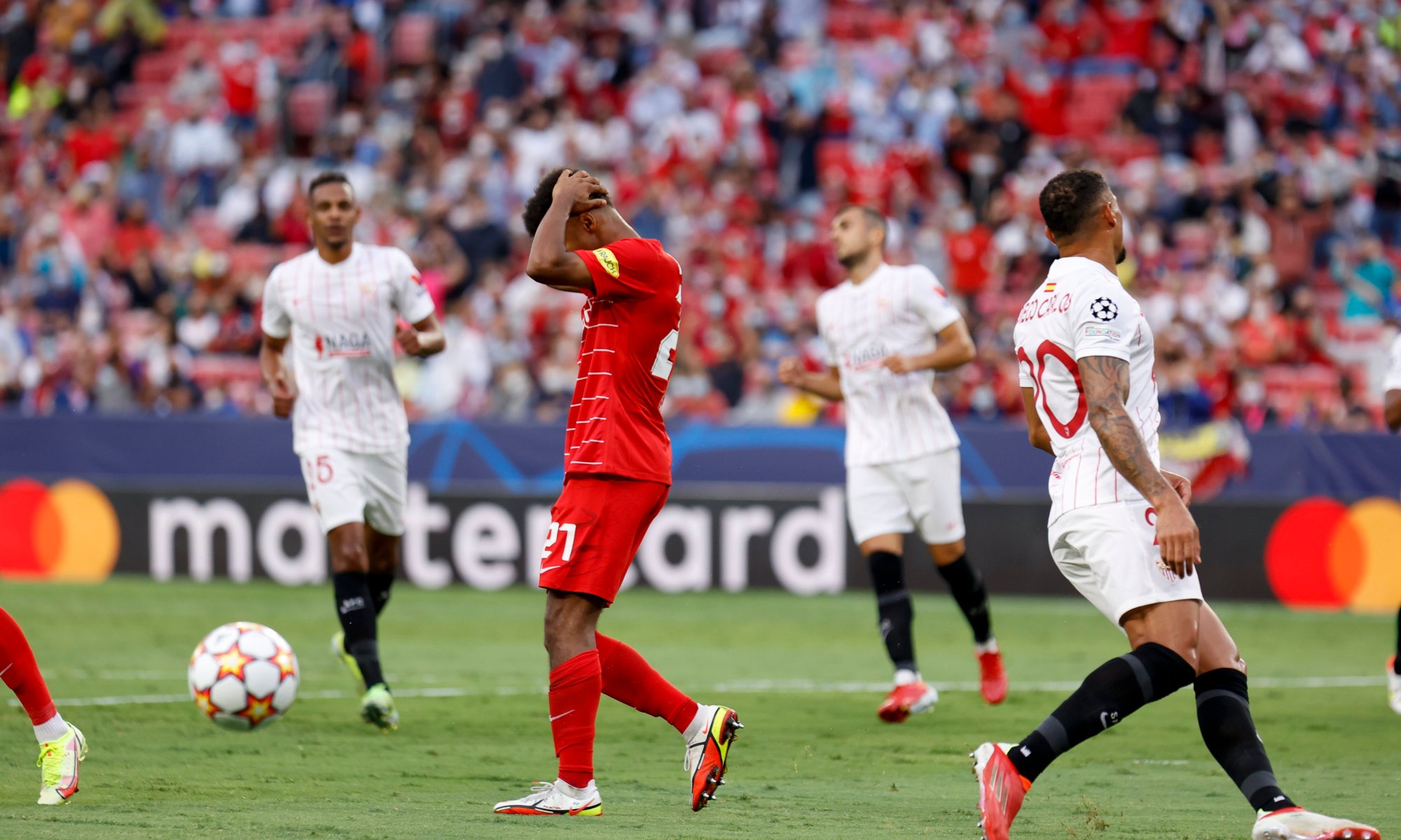 Patru penalty-uri dictate în prima repriză. Doar două au fost transformate. Sursă foto: twitter.com