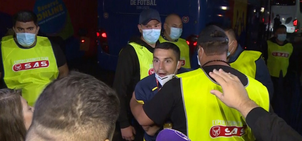 FRF explică de ce jucătorii nu au putut să meargă la fani după meci. Ce aș fi făcut eu. Sursă foto: digisport.ro