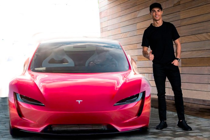 Cristiano Ronaldo și Tesla Roadster. Sursă foto: metro.co.uk