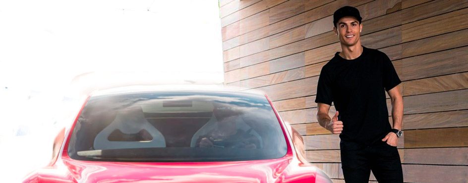 Cristiano Ronaldo și Tesla Roadster. Sursă foto: metro.co.uk