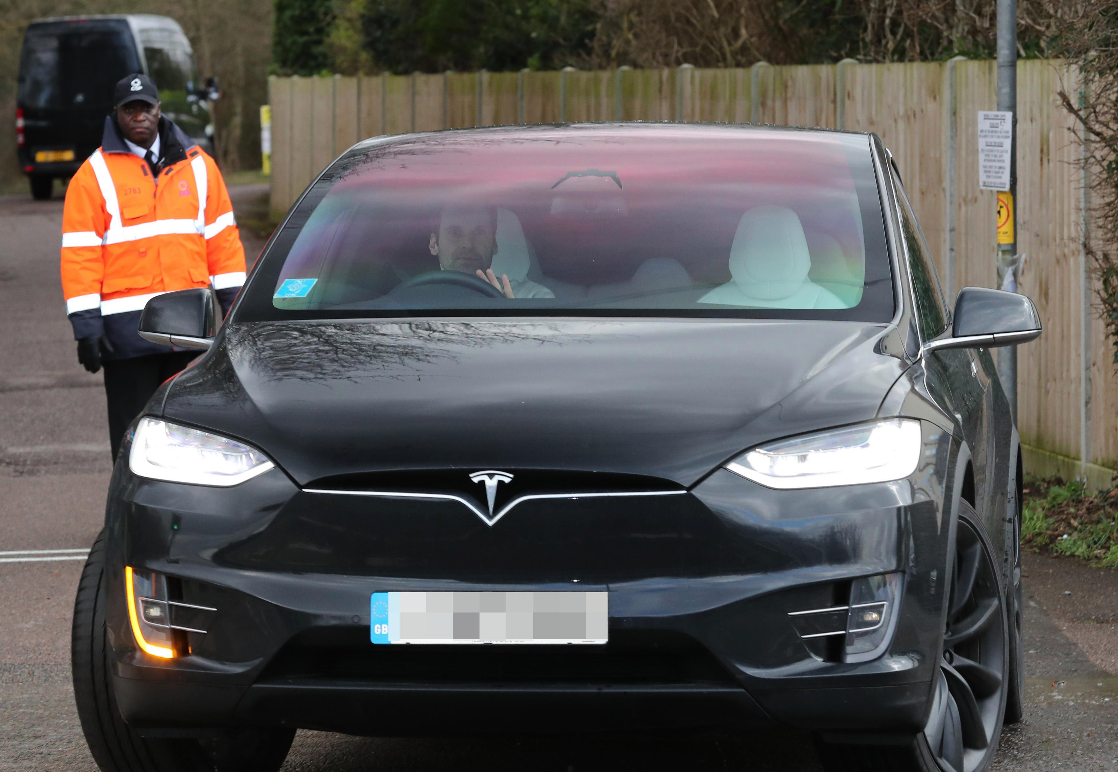 Petr Cech în Tesla Model X. Sursă foto: thesun.co.uk
