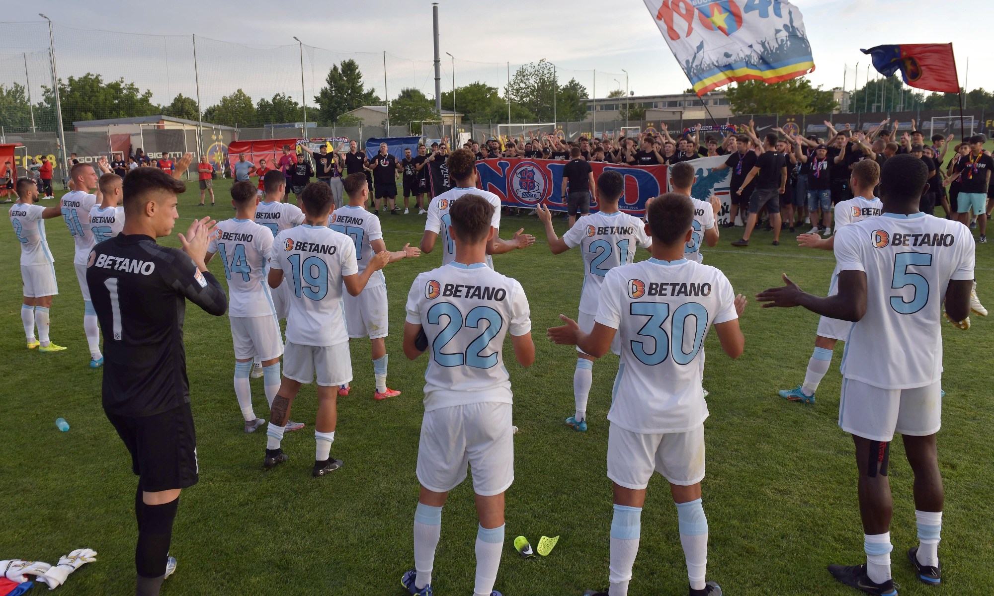 FCSB schimbă echipamentul pentru noul sezon de Liga 1. Sursă foto: sportpictures.eu