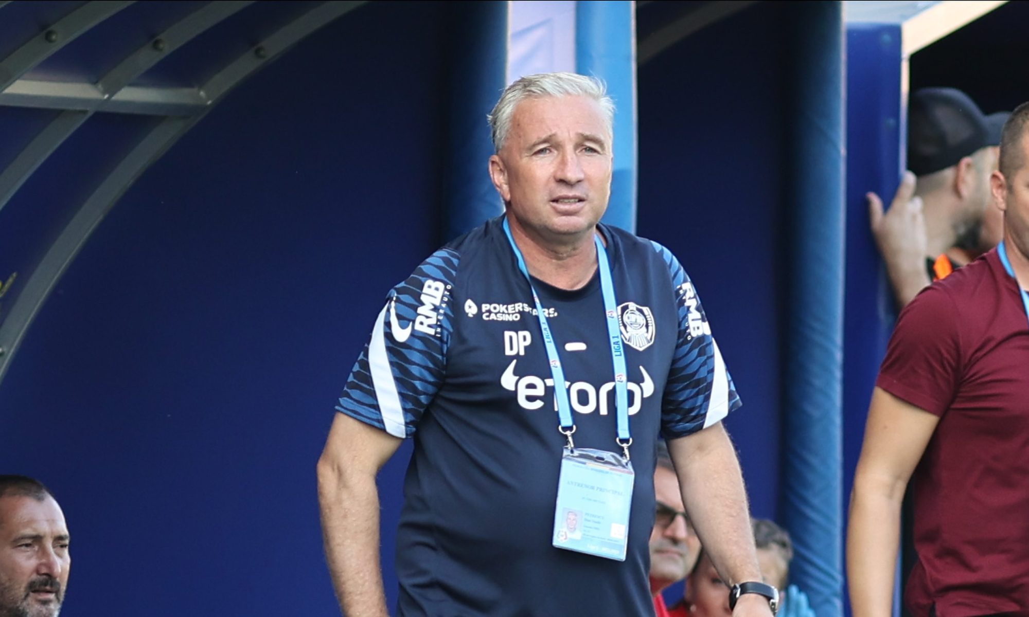 Dan Petrescu, îngândurat înainte de CFR Cluj – Șahtior Soligorsk. Sursă foto: sportpictures.eu