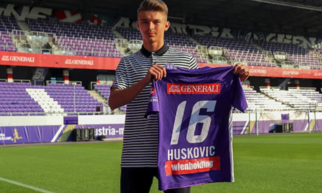 Un fotbalist din naționala Austriei, dus cu elicopterul la spital, după un accident grav. Mașina a luat foc pe loc. Sursă foto: goal.com